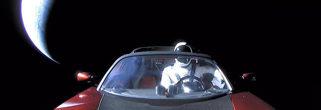 El automóvil Tesla que viaja por el espacio